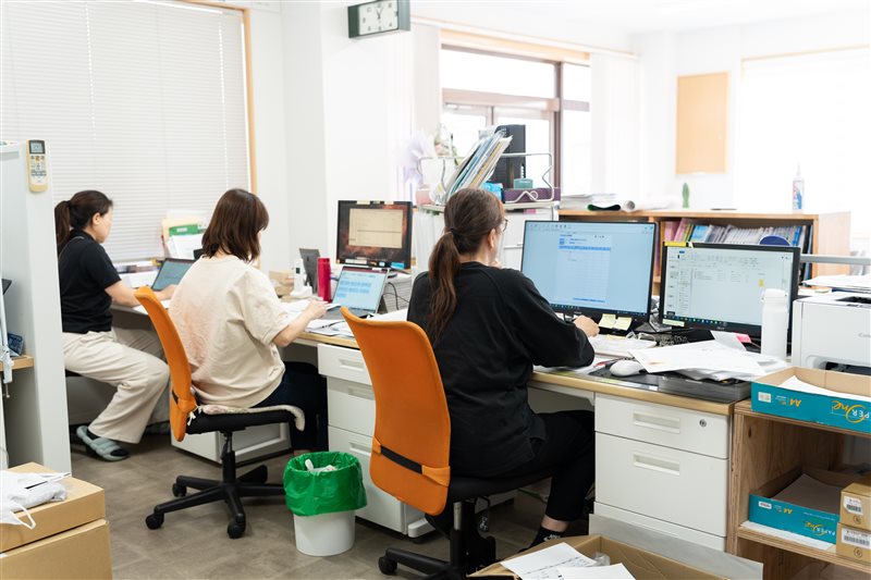社内で働くスタッフ